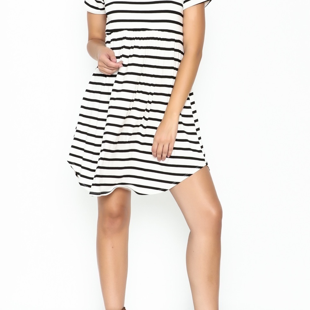 BOUTIQUE BELLAMIE Maddie Striped Tunic Dress Black  White Stripe Dress Medium